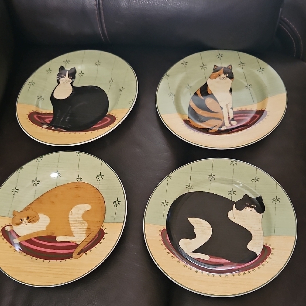 SAKURA Set of Cat-Themed Decorative Plates